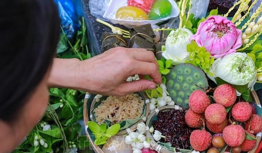Nhộn nhịp chợ Tết Đoan Ngọ