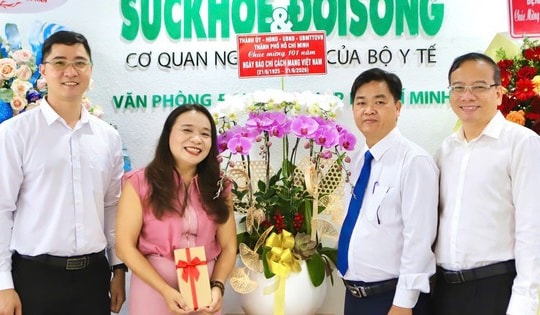 Đoàn đại biểu TPHCM thăm, chúc mừng Báo Sức khỏe và Đời sống