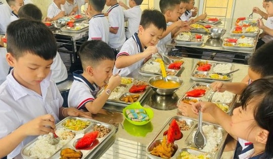 Xu hướng xanh hóa và địa phương hóa khay cơm trường học