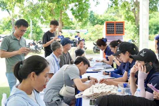 Khách hàng Nghệ An xếp hàng lái thử VinFast VF 5: Nhỏ gọn nhưng đủ chất, lái đã