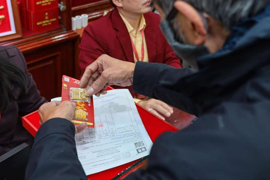 Giá vàng rung lắc, nhà đầu tư có nên mua?