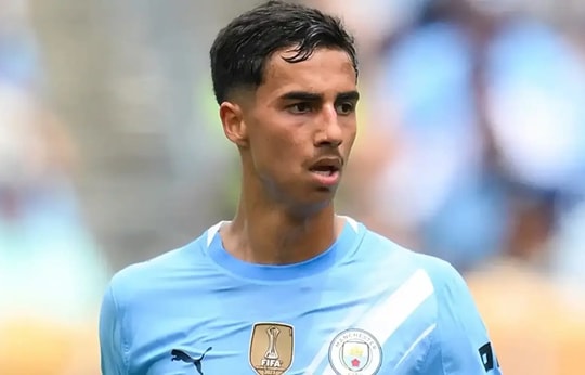 Manchester City giữ chân Vitor Reis trước sự chèo kéo từ Barcelona