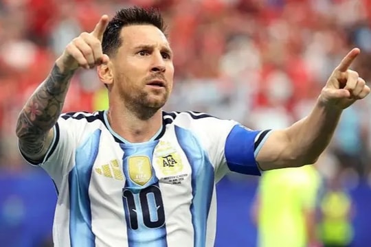 Lionel Messi lập kỷ lục 18 bàn thắng tại World Cup giúp Argentina giành vé sớm vào vòng 32 đội