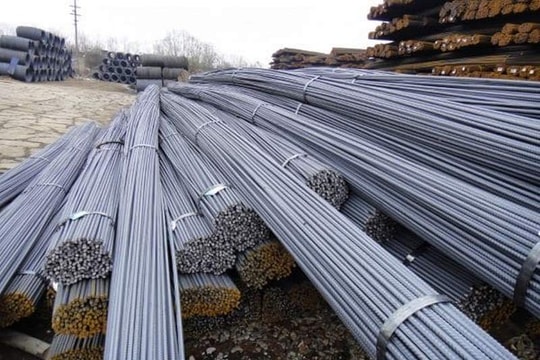 Giá quặng sắt thế giới giảm về 98,35 USD/tấn, thép nội địa duy trì mức ổn định