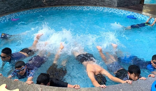 ‘Cơn sốt’ học bơi mùa hè và những lưu ý cho cha mẹ