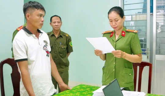 Đến tiệm sửa xe 'nói chuyện', bất ngờ rút lưỡi hái chém người