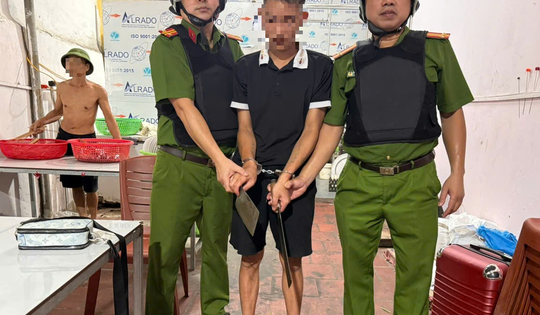 Mâu thuẫn tại quán cơm, nam thanh niên 18 tuổi lấy 2 con dao đe dọa người khác