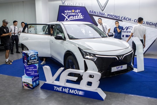 VF 8 thế hệ mới 'chiếm spotlight' khi xuất hiện tại các đại lý
