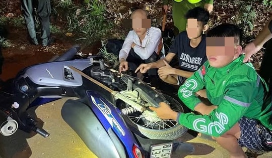 Thiếu niên 17 tuổi lái xe trong tình trạng phê ma túy, mang theo kiếm trên Quốc lộ 6