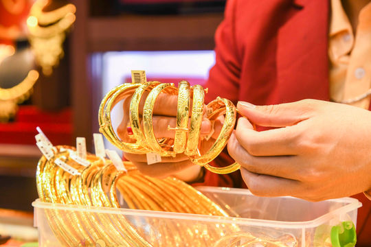 Giá vàng hôm nay 25/6: Lao dốc không phanh, thủng ngưỡng 4.000 USD/ounce