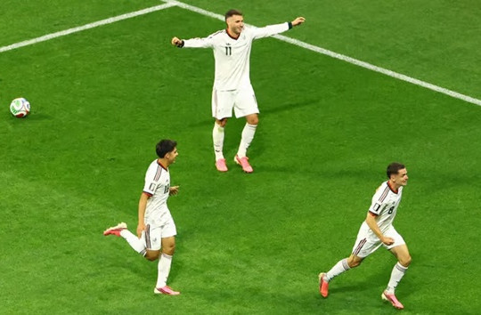 Mexico đè bẹp CH Séc 3-0: Kỷ lục vĩnh cửu của Ochoa và nỗi đau Soucek