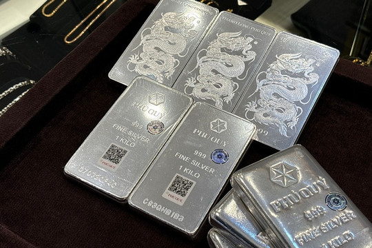 Giá bạc thế giới giảm còn 61,49 USD/ounce, thị trường trong nước biến động