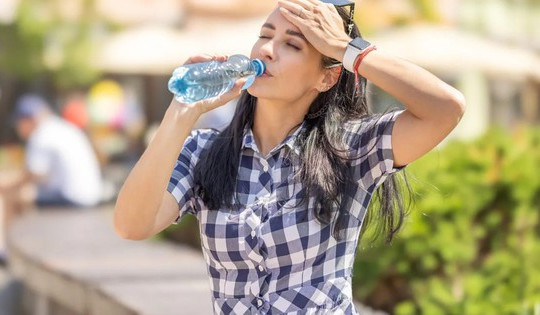 3 nguyên tắc uống nước giúp cơ thể không mất nước ngày nắng nóng