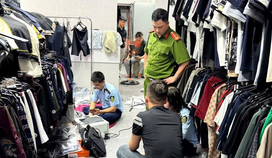 Kiểm tra đột xuất, phát hiện cửa hàng bán nhiều sản phẩm giả mạo thương hiệu nổi tiếng