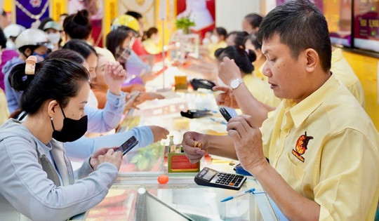 Giá vàng sáng 25/6 tiếp tục lao dốc, người mua tranh thủ 'bắt đáy'