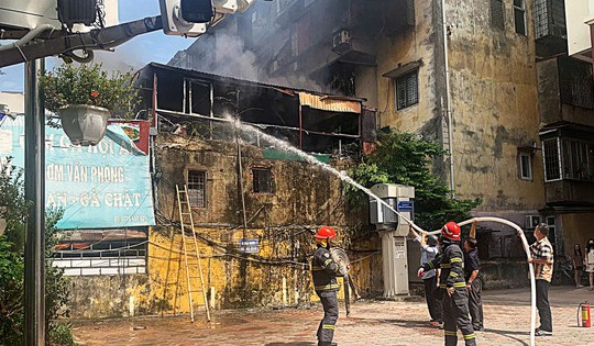 Hà Nội: Cháy nhà trên phố Đội Cấn, người dân phối hợp dập cháy khẩn cấp