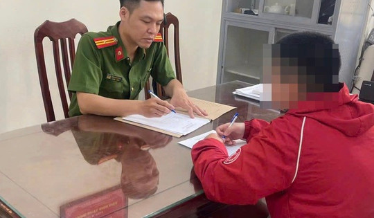 Công an Hà Nội xác minh vụ cô gái trẻ bị shipper hành hung