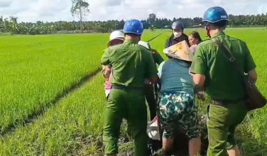 Khống chế 3 anh em phun thuốc vào công an