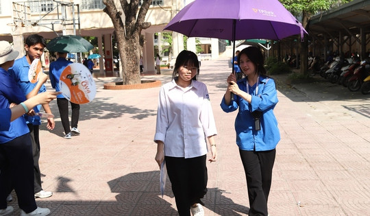 Nắng nóng gay gắt chấm dứt ở miền Bắc nhưng vẫn duy trì cường độ mạnh ở miền Trung