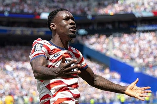 Chelsea và Newcastle cạnh tranh quyết liệt chiêu mộ Folarin Balogun giá 55 triệu euro