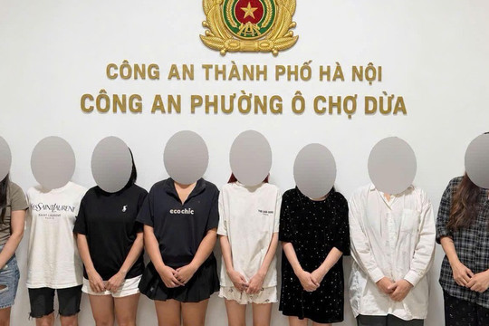 Bắt 8 thiếu nữ đang 'chơi phỏm'