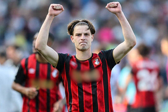 Tại sao Alex Scott là mảnh ghép hoàn hảo hơn Mateus Fernandes cho tuyến giữa MU?