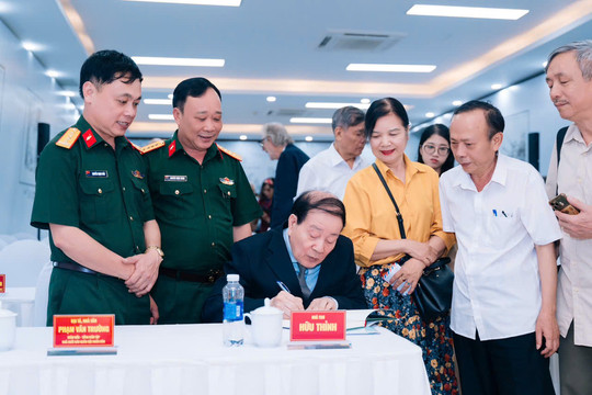 Nhà thơ Hữu Thỉnh ra mắt tiểu thuyết “Thép dưới cỏ”