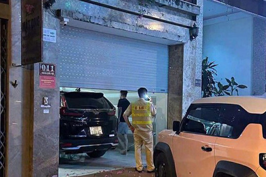Ô tô lao lên vỉa hè tông 2 người, tài xế rời khỏi hiện trường