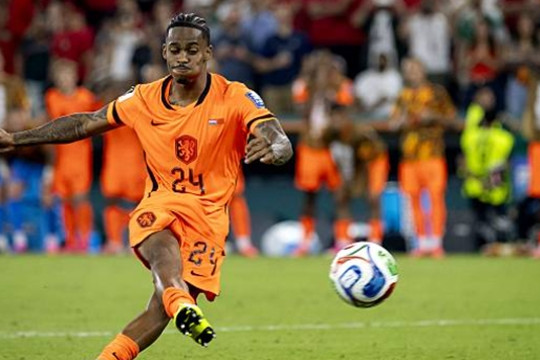 Manchester United đàm phán mua Crysencio Summerville: Giải mã mục tiêu 50 triệu bảng