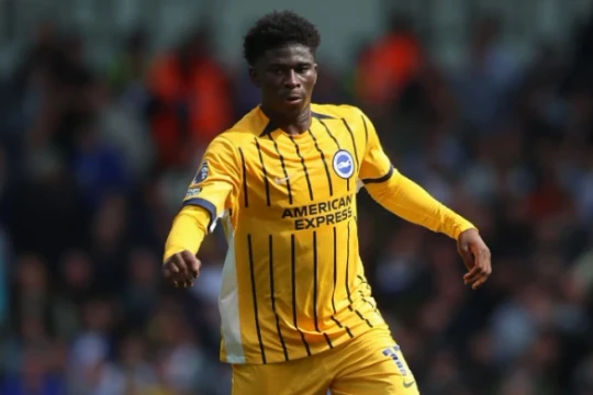 Man Utd săn đón máy quét Carlos Baleba, Arsenal nhắm Ezri Konsa gia cố hàng thủ