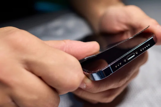 Mẹo chọn miếng dán màn hình smartphone chống bám vân tay và mượt mà hơn