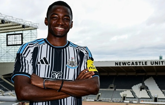 Newcastle chi 47 triệu euro cho Bazoumana Toure: Canh bạc hay sự thay thế hoàn hảo?