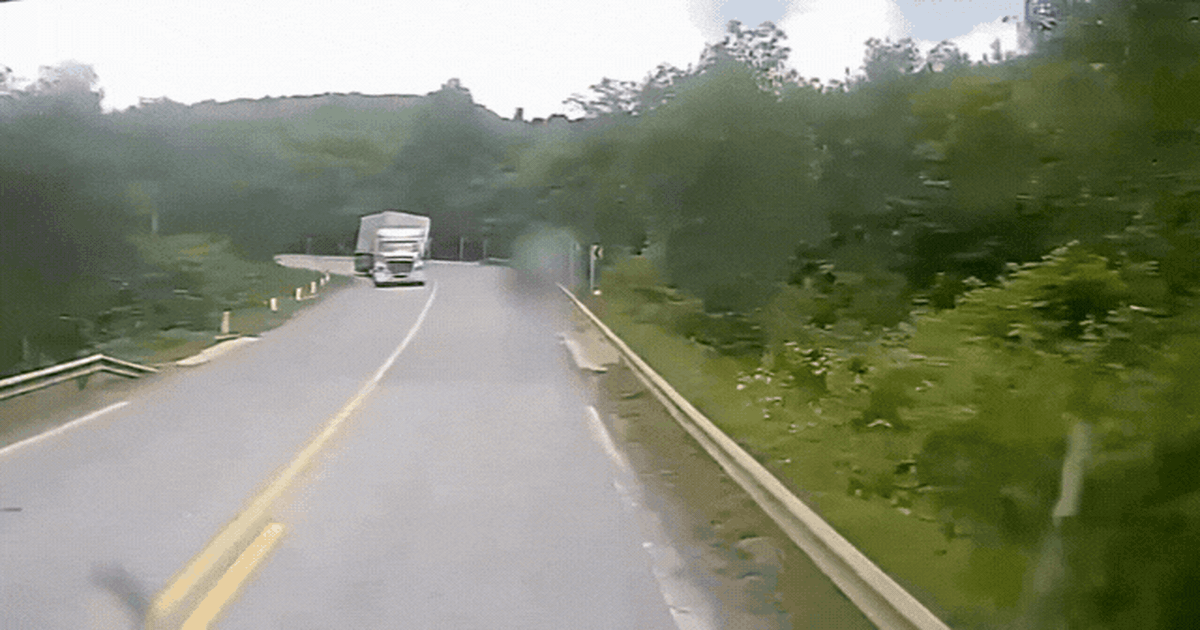 Video xe đầu kéo vào cua tốc độ cao, lật thùng đè ô tô làn ngược chiều