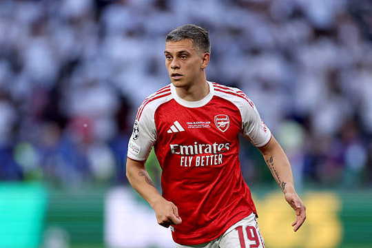 Arsenal và thương vụ Leandro Trossard: Lợi ích tài chính đối đầu lỗ hổng chiến thuật