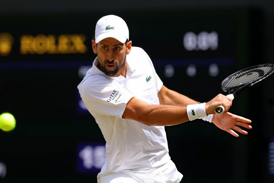 Bản lĩnh nhà vua: Novak Djokovic hạ 'máy giao bóng' Auger-Aliassime để vào bán kết Wimbledon 2026