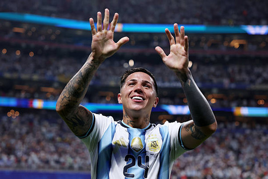 Enzo Fernandez và nghịch lý chiếc lồng vàng: Hào quang Argentina đối lập thực tại phũ phàng