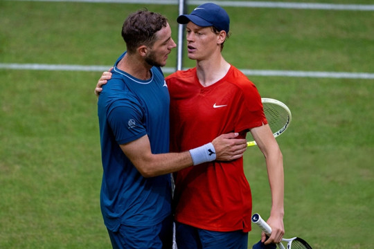 Jannik Sinner khẳng định đẳng cấp số 1, vượt qua Jan-Lennard Struff vào bán kết Wimbledon 2026