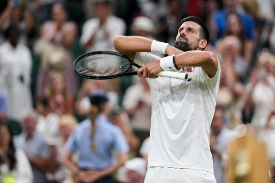 Novak Djokovic hạ Auger-Aliassime sau 5 giờ tra tấn thể lực tại Wimbledon 2026