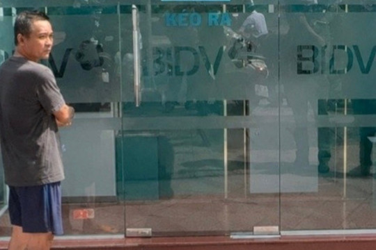 Vừa rút tiền ở cây ATM, người phụ nữ bị hai đối tượng bám theo cướp giật