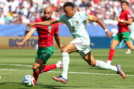 Mazraoui và tỷ lệ chuyền bóng 98% không thể giúp Morocco tạo bất ngờ trước tuyển Pháp
