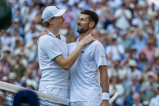 Jannik Sinner đánh bại Novak Djokovic: Bản lĩnh số 1 thế giới và tấm vé chung kết Wimbledon 2026
