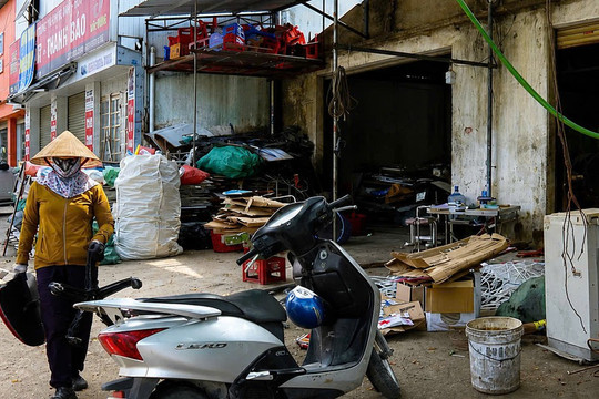 Kho phế liệu sát nhà dân: Nỗi lo sau vụ cháy cạnh chung cư