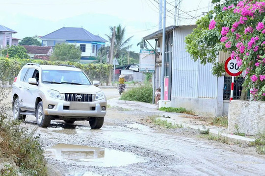 Người dân khốn khổ vì dự án đường trăm tỷ dở dang