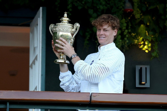Jannik Sinner bảo vệ thành công vô địch Wimbledon 2026 sau trận chung kết nghẹt thở