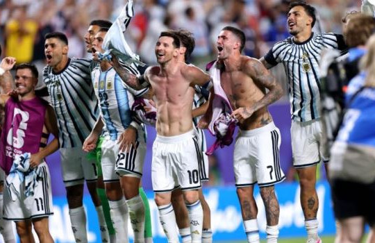 Argentina hạ Thụy Sĩ 3-1: Nghệ thuật đi bộ và bản lĩnh sinh tồn của Lionel Messi