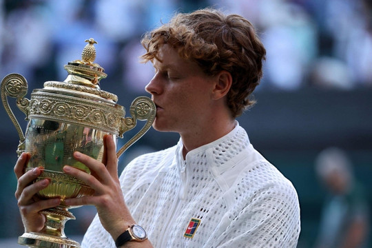Jannik Sinner bảo vệ thành công ngôi vương Wimbledon sau màn ngược dòng trước Alexander Zverev
