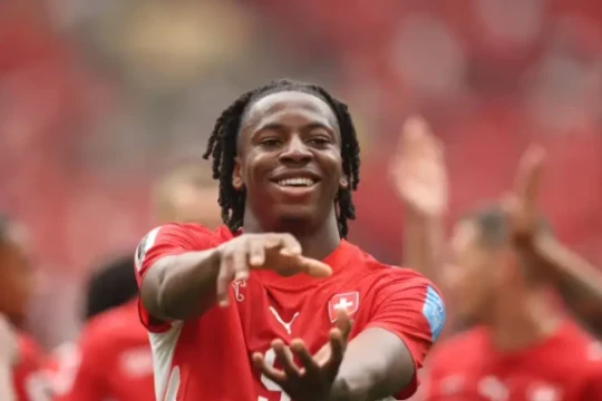 Aston Villa nẫng tay trên Newcastle vụ Johan Manzambi giá 50 triệu bảng