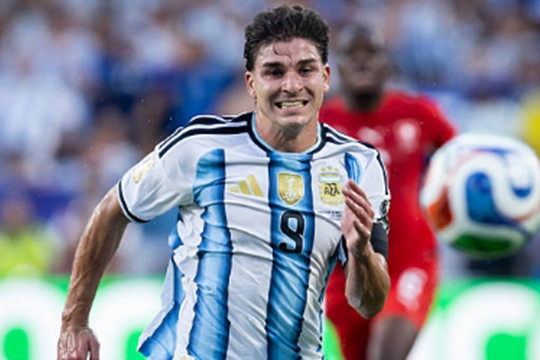 Arsenal gây sốc với thương vụ Julian Alvarez, Liverpool giữ chân trụ cột trước sự chèo kéo từ Italy