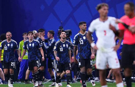 Argentina hạ Anh 2-1: Bản lĩnh nhà vua và khoảnh khắc thiên tài của Lionel Messi