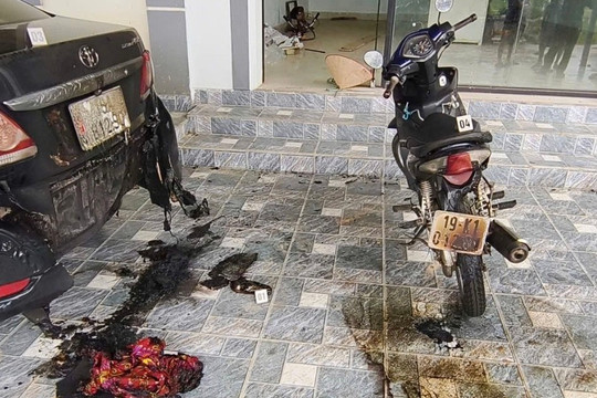 Đem xăng đốt ô tô hàng xóm giữa đêm vì mâu thuẫn